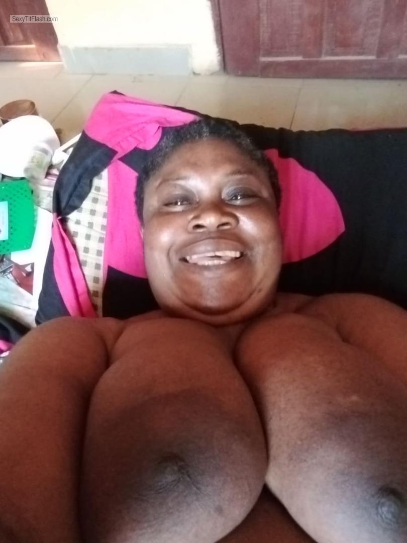 Sehr grosser Busen Meiner Freundin Topless Selbstporträt von Mukolu Obiajulu
